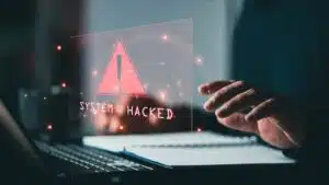 Ein Benutzer arbeitet an einem Computer und bemerkt dass er gehackt wurde.