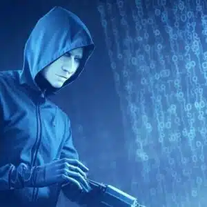 Ein Cyberkrimineller fischt Daten aus dem Computer eines Mitarbeiters.